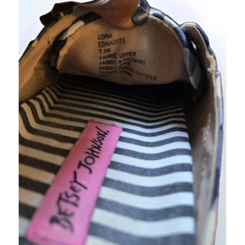 Betsey Johnson Edna Gingham Daisy Bee Embroidered‎ Sneakers Blue White 7.5M**